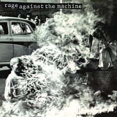 Text: "rage against the machine". Ein Mönch in Flammen sitzt auf einer Straße, im Hintergrund ein Auto und Menschen.
