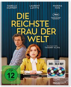 Zwei Personen sitzen an einem Tisch. Große gelbe Schrift: "DIE REICHSTE FRAU DER WELT". Blauer Vorhang im Hintergrund.