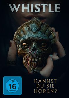 „WHISTLE“, „Kannst du sie hören?“. Eine Person hält eine kunstvolle, bedrohlich aussehende Maske.