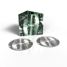 "Doppel-CD mit Hülle, darauf 'Ash' und '1977'. Schwarz-weißes, spiegelverkehrtes Stadtmotiv."