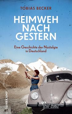 "Heimweh nach Gestern" von Tobias Becker. Frau fotografiert neben einem alten Auto in einer Gebirgslandschaft.