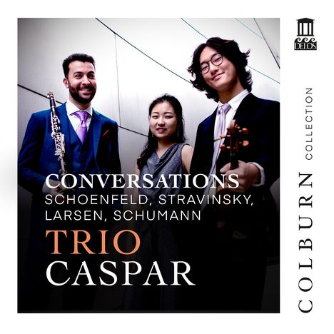 CONVERSATIONS, SCHOENFELD, STRAVINSKY, LARSEN, SCHUMANN. TRIO CASPAR. Drei Personen mit Instrumenten lächeln.