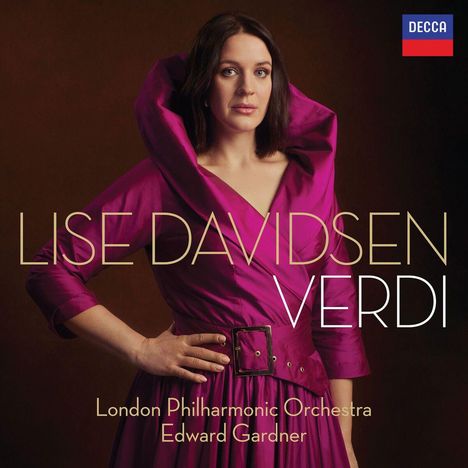 „Lise Davidsen Verdi“ steht oben. Eine Frau in magentafarbenem Kleid. Logo oben rechts: blau-rot mit weißem Text.