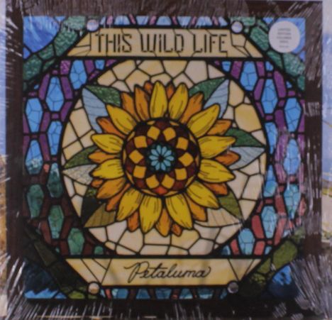 "THIS WILD LIFE" und "Petaluma" in einem Buntglas-Stil mit einer großen gelben Blume in der Mitte.