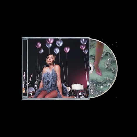 Illustration eines CD-Covers mit einer Frau in einem Federkleid. Sie sitzt vor Ballons, ein CD-Design liegt daneben.