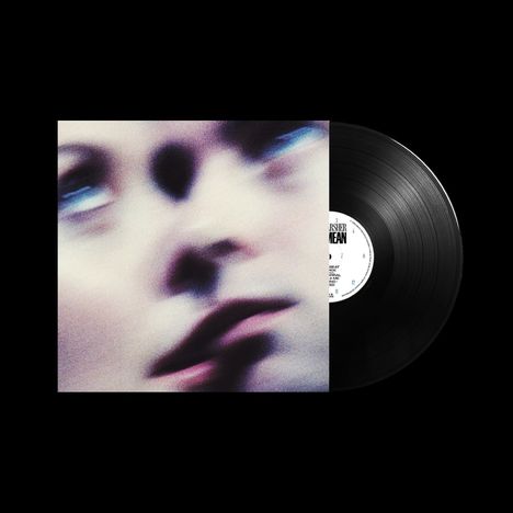Verschwommener Ausschnitt eines Gesichts, daneben eine schwarze Vinyl-Schallplatte.