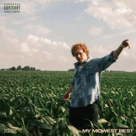 Texte: "MY MIDWEST BEST", "KNOX". Ein Mann in einem Kornfeld, der in legerer Kleidung posiert, unter einem bewölkten Himmel.