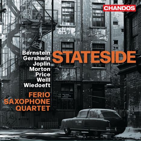 "STATESIDE", Namen von Komponisten und "FERIO SAXOPHONE QUARTET". Graues Backsteingebäude, altes Auto, urbanes Setting.