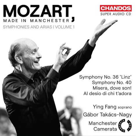 „MOZART MADE IN MANCHESTER“, Symphonies and Arias. Schwarz-weiß Foto eines Dirigenten, rechte Hand erhoben.