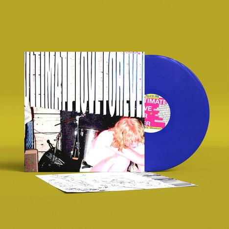 Der Text "ULTIMATE LOVE FOREVER" ist groß auf einem Albumcover. Eine blaue Vinyl-Schallplatte liegt daneben.