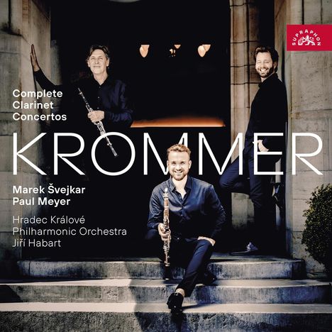 „Complete Clarinet Concertos“, „KROMMER“, Musiker lächelnd mit Klarinette auf Treppe, elegante Kleidung, klassisches Ambiente.