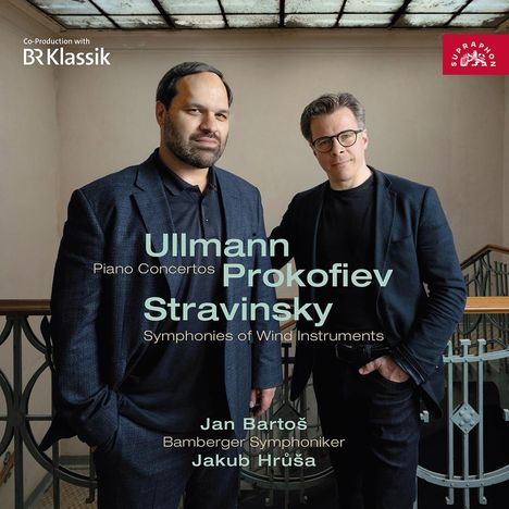 Texte: "Ullmann Prokofiev Stravinsky", "Piano Concertos", "Symphonies of Wind Instruments", "Jan Bartoš", "Bamberger Symphoniker", "Jakub Hrůša", "BR Klassik". Zwei Männer in dunklen Anzügen stehen.