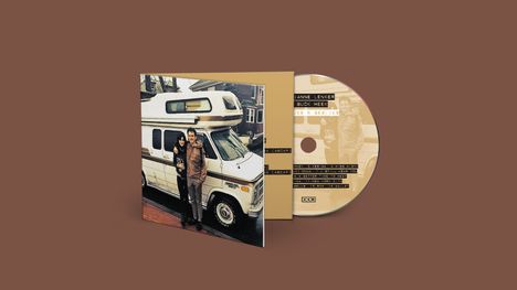 CD-Hülle mit Text: "Adrianne Lenker, Buck Meek, A-Sides & B-Sides". Bild zeigt zwei Personen vor einem Wohnmobil.