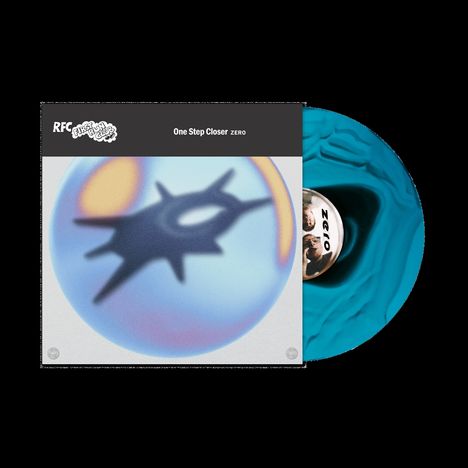 Cover mit Text: "RFG First Day Club", "One Step Closer ZERO". Abstraktes Kugelbild, Vinyl-Platte in Türkis.