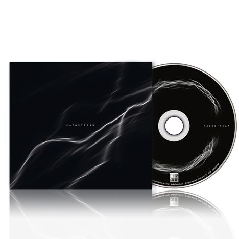 Text: "PAINSTREAM". Schwarzes Design mit weißen, verwischten Linien. CD und Cover in schlichtem, dunklem Stil.