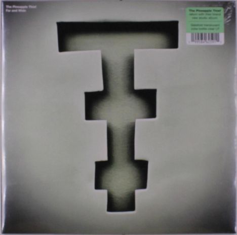 Beschriftet mit "The Pineapple Thief", "Far and Wide", hat es einen großen, ausgestanzten "T" auf grauem Hintergrund.