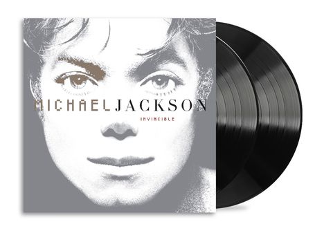 Text: "MICHAEL JACKSON INVINCIBLE". Porträt eines Gesichts in Grau. Zwei Schallplatten dahinter. Albumcover.