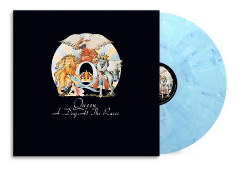 "Queen A Day At The Races" steht auf einem dunklen Cover mit einem farbenfrohen Wappen, das Löwen und einen Phönix zeigt.