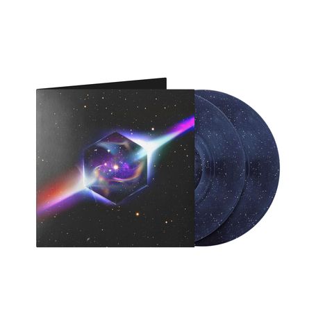 Keine Texte zu lesen. Hexagon mit Galaxie, Regenbogenstrahl über Sternenhimmel. Zwei Schallplatten daneben.