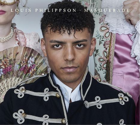 "LOUIS PHILIPPSON · MASQUERADE" - Ein Mann mit lockigem Haar in Uniform vor verzierten, historischen Kostümen.