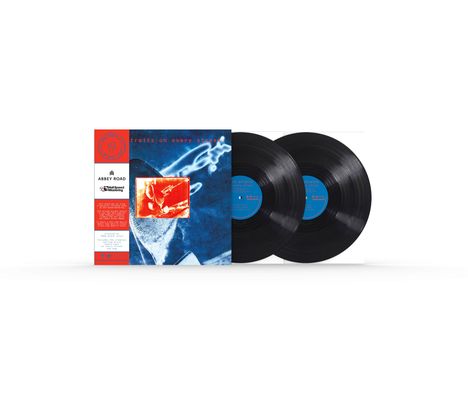 Es sind zwei Schallplatten zu sehen. Links ein blaues und rotes Cover mit der Aufschrift „Abbey Road“.