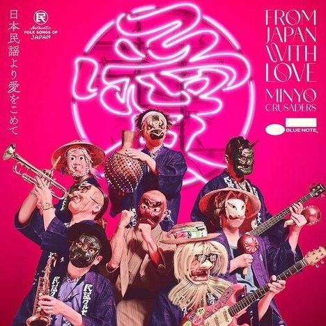 "FROM JAPAN WITH LOVE MINYO CRUSADERS" steht rechts. Mehrere Menschen tragen traditionelle Masken und halten Instrumente.