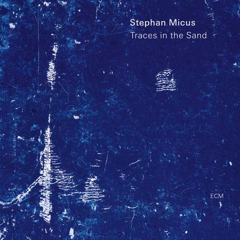 "Stephan Micus Traces in the Sand" oben rechts. Dunkelblaue Struktur mit weißen, abstrakten Linien.