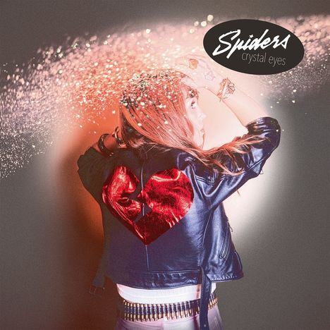 „Spiders“, „crystal eyes“. Frau mit Herzdesign auf Jacke, umgeben von glitzerndem Licht.