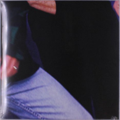 Dunkle Kleidung, ein Arm mit Ring und eine blaue Jeans sind zu sehen. Keine weiteren Texte oder erkennbaren Details.