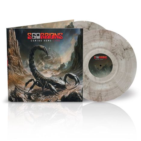 "SCORPIONS COMING HOME LIVE" steht in Rot. Illustration: Ein riesiger Skorpion in einer felsigen Landschaft. Vinyl-Schallplatte.