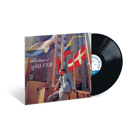 "The Stylings of Silver", Flaggen im Hintergrund, Mann im Anzug, Plattenhülle mit Schallplatte.