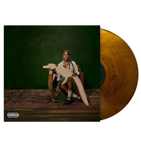 "Parental Advisory Explicit Content" in der Ecke. Frau hält ein Krokodil, sitzt auf einem Stuhl, grüner Hintergrund, Teppich.