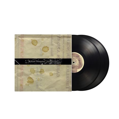 "Richard Thompson - you? me? us?" steht auf einer alten Schallplattenhülle mit Kaffeeflecken. Zwei Vinyl-Schallplatten ragen heraus.