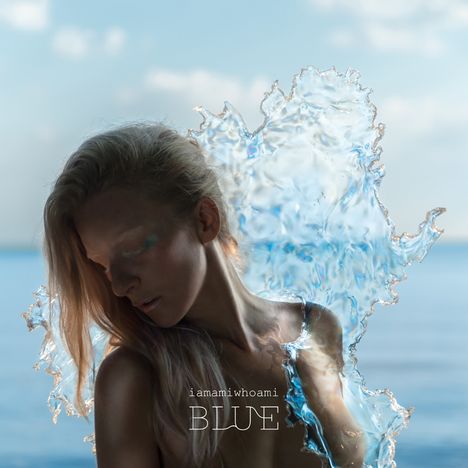 Text: "iamamiwhoami BLUE." Frau mit langen Haaren vor verschwommenem Wasserhintergrund, umgeben von Wasserspritzern.