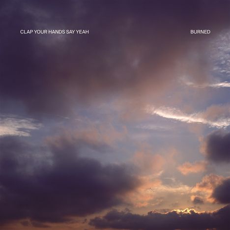 Text: "CLAP YOUR HANDS SAY YEAH", "BURNED". Bild eines dramatischen Himmels bei Sonnenuntergang mit dichten Wolken.
