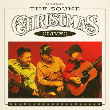 "The Sound Christmas (Live)" in dekorativer Schrift. Drei Personen mit Gitarren lachen in einem roten Raum.