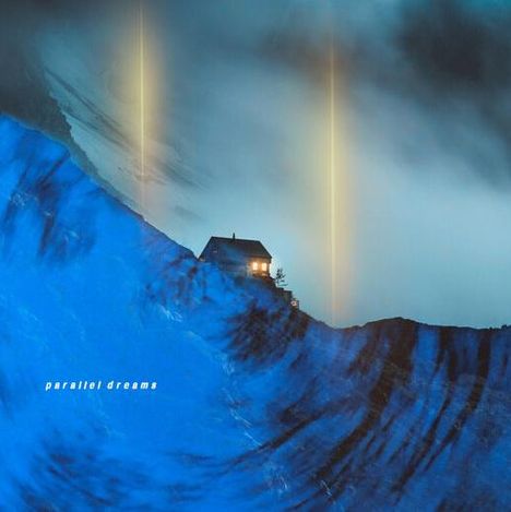 Text: „parallel dreams“. Ein Haus auf einem blau beleuchteten Hang, umgeben von mystischen, vertikalen Lichtstrahlen.