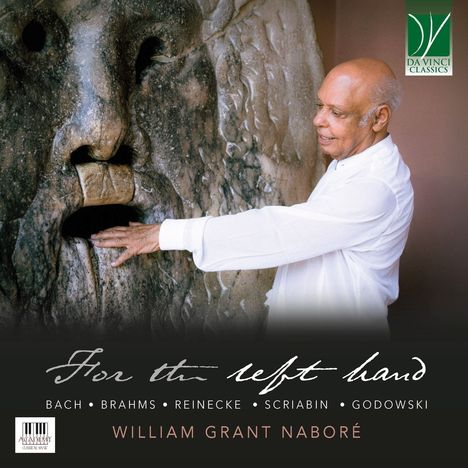"For the left hand" - Bach, Brahms, Reinecke, Scriabin, Godowski. William Grant Naboré. Ein Mann berührt eine Steinskulptur.