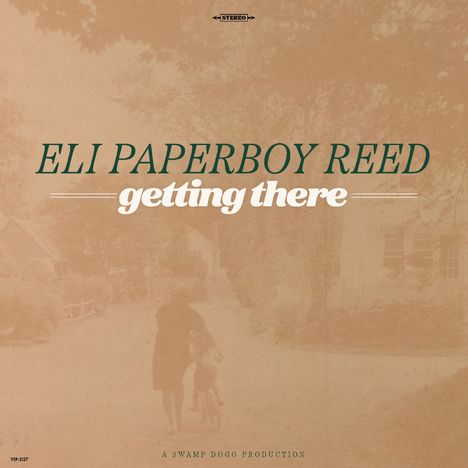 "Eli Paperboy Reed, getting there. A Swamp Dogg Production." Eine sepiafarbene Landschaft mit Person und Fahrrad im Hintergrund.