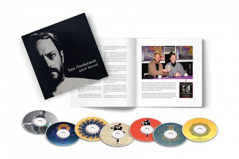Die Texte sagen: "Ian Anderson 8314 Boxed". Ein geöffnetes Buch zeigt Text und Foto. Darunter liegen sieben CDs mit verschiedenen Designs.