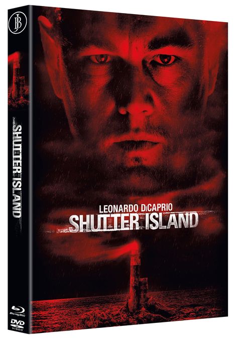 Links der Titel "Shutter Island". Rechts ein Gesicht im roten Licht. Unten ein Leuchtturm im Sturm.