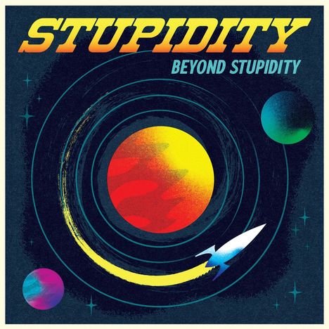 Text: „STUPIDITY“ und „BEYOND STUPIDITY“. Illustration von Planeten und Rakete in einem stilisierten Weltraum.