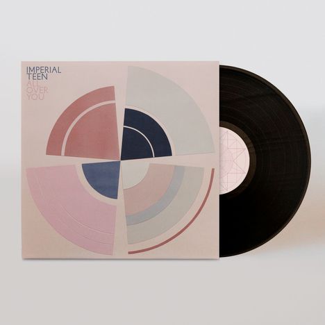 „Imperial Teen All Over You“ in blauer und rosa Schrift. Abstrakte Kunst mit kreisförmigen Segmenten. Vinyl-Schallplatte.
