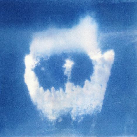 Eine Wolke formt einen Schädel auf blauem Himmel.