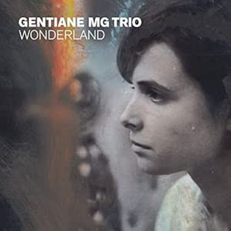 "GENTIANE MG TRIO WONDERLAND" oben links. Nahaufnahme eines nachdenklichen Gesichts, künstlerisch inszeniert.
