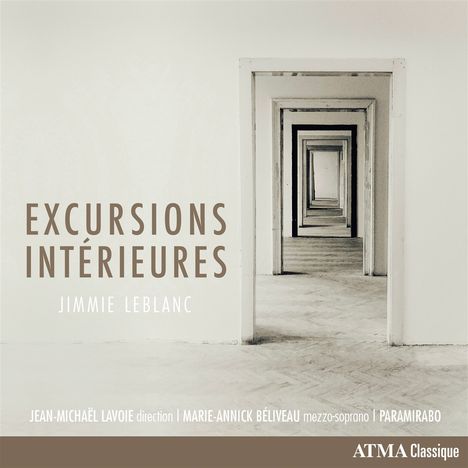 Texte: "EXCURSIONS INTÉRIEURES", "JIMMIE LEBLANC", "ATMA Classique". 

Schwarz-Weiß-Foto von sich wiederholenden Türen.