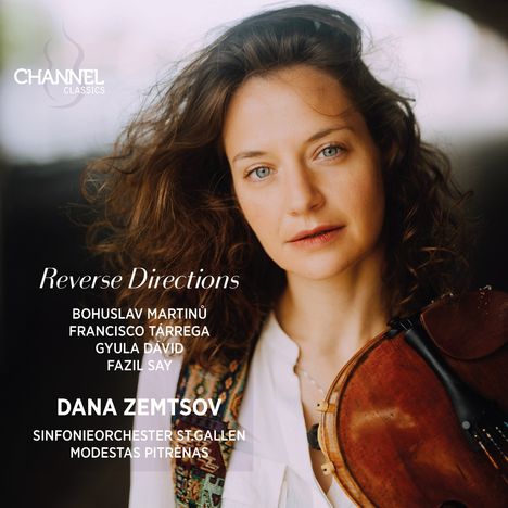"Reverse Directions" mit Bohuslav Martinů, Francisco Tárrega und anderen. Dana Zemtsov als Musikerin mit einem Instrument.