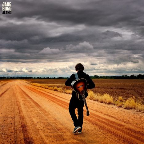 „JAKE BUGG ALAMO“ steht oben links. Eine Person mit Gitarre geht auf einer roten Straße unter einem bewölkten Himmel.