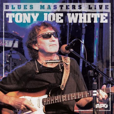 "Blues Masters Live", "Tony Joe White". Ein Musiker mit Sonnenbrille spielt Gitarre und hat eine Mundharmonika um den Hals.