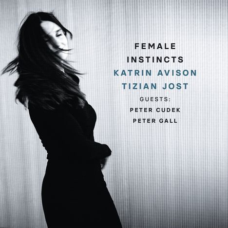 Texte: "FEMALE INSTINCTS, KATRIN AVISON, TIZIAN JOST, GUESTS: PETER CUDEK, PETER GALL." Frau in Schwarz dreht sich.